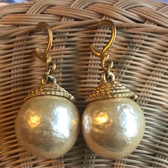 Beautiful vintage pearl drop earrings! The big pearl makes a statement piece! - Picture 4 of 5